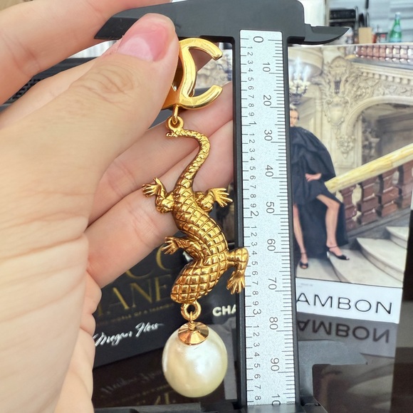 LOT 2222 RUNWAY 24K gold plated CHANEL vintage lizard Earrings with Pearls 1991 - Picture 15 of 17